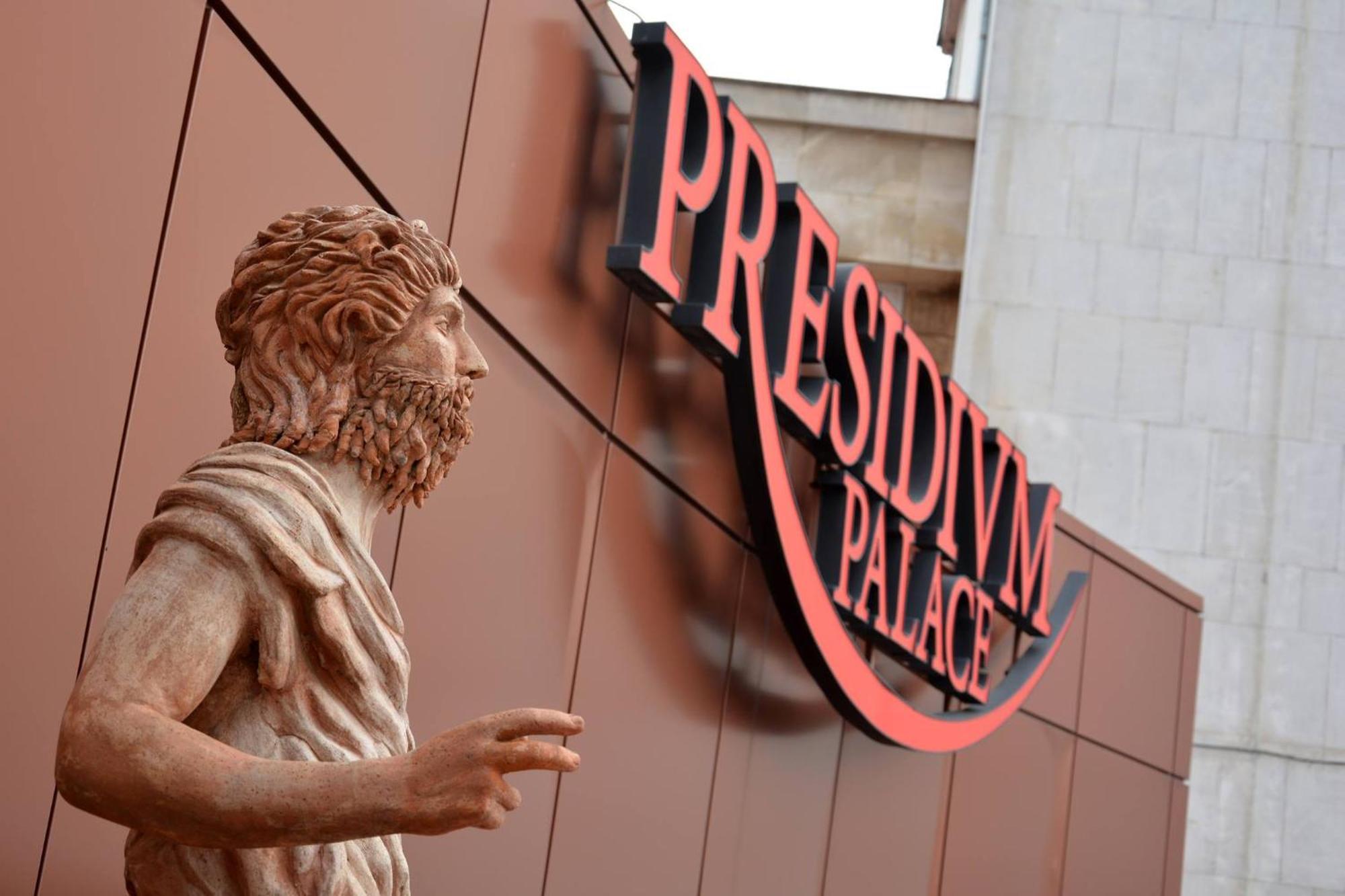 Hotel Presidivm Palace Lovecs Kültér fotó